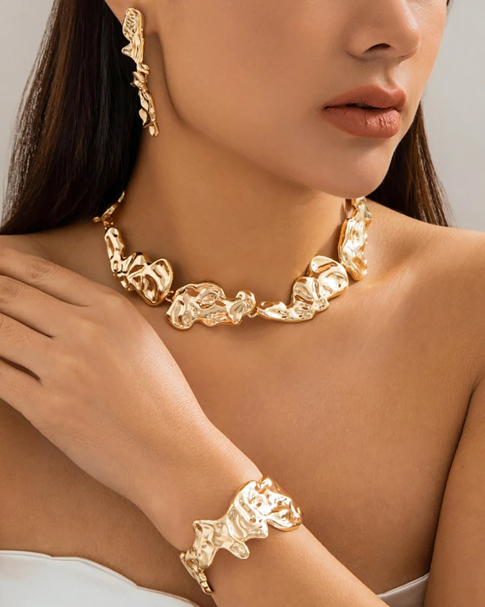 Parure sculpturale en or