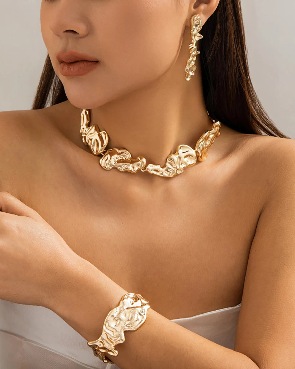 Parure sculpturale en or